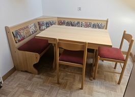 Eckbank mit Tisch und Stühlen