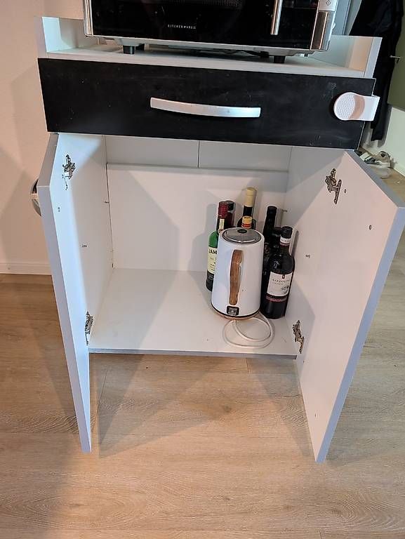 Regale: Mikrowellen Möbel – Gebraucht aus Herisau von Mister.Vagabond