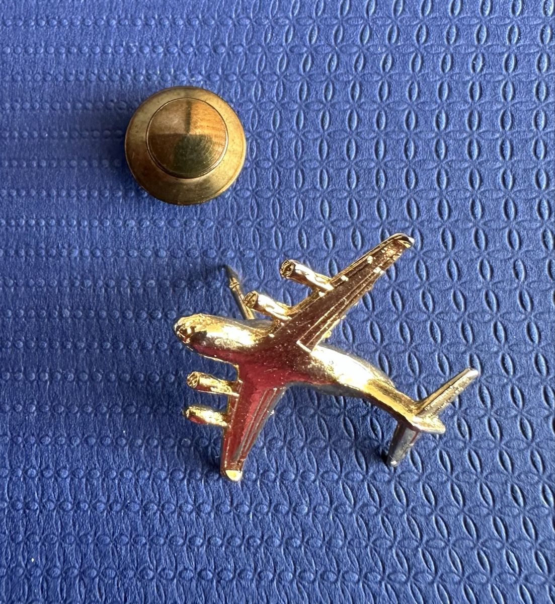 Broschen & Nadeln: Flugzeug Anstecknadel /Pin, Goldfarben – Gebraucht aus Münsingen von Innchen 1