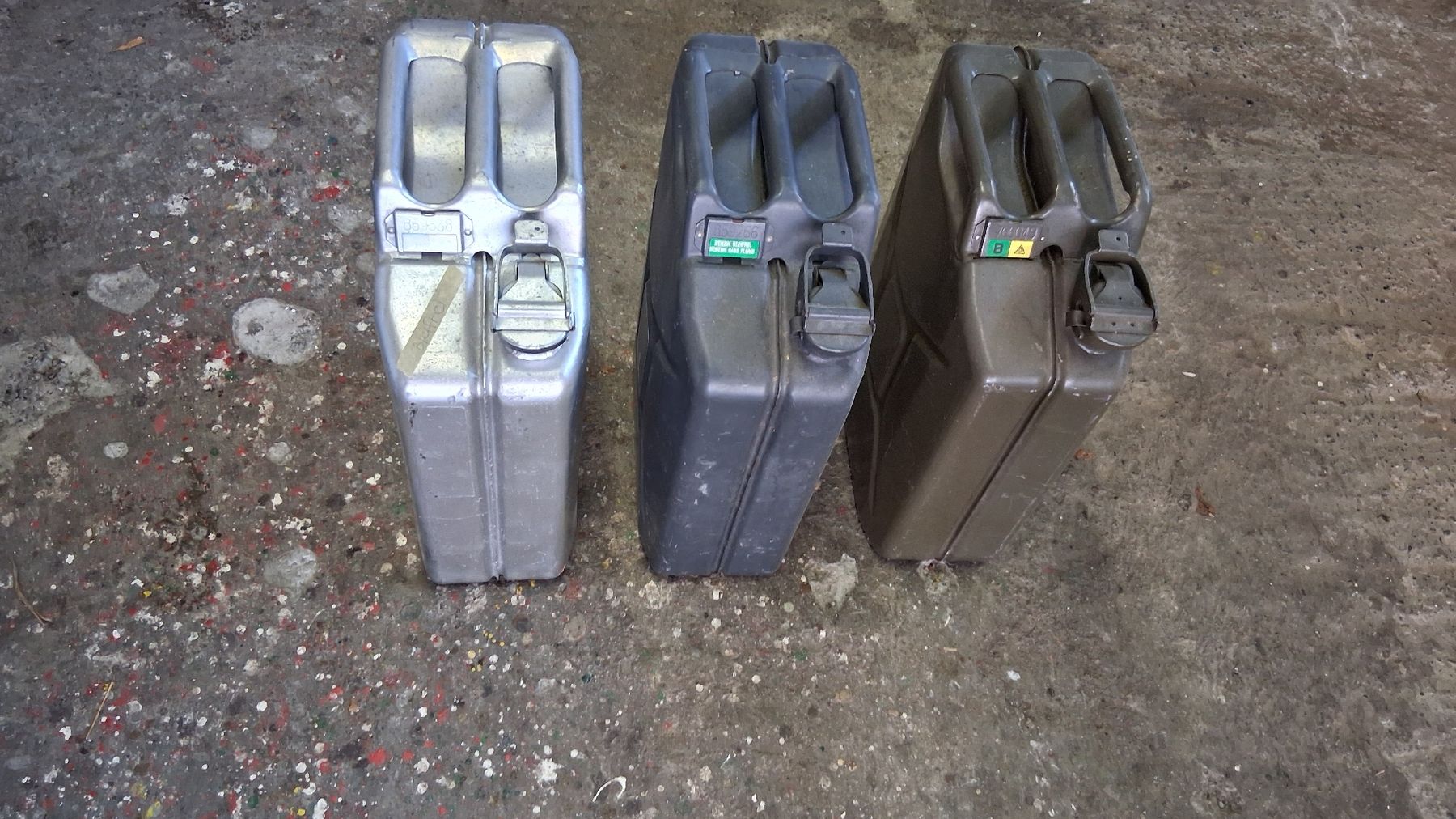 Armée suisse Bidons d’essence: 3x 20l Kraftsoffbehälter Armee – D'occasion à Wolfenschiessen par 2-stroke-garage 2