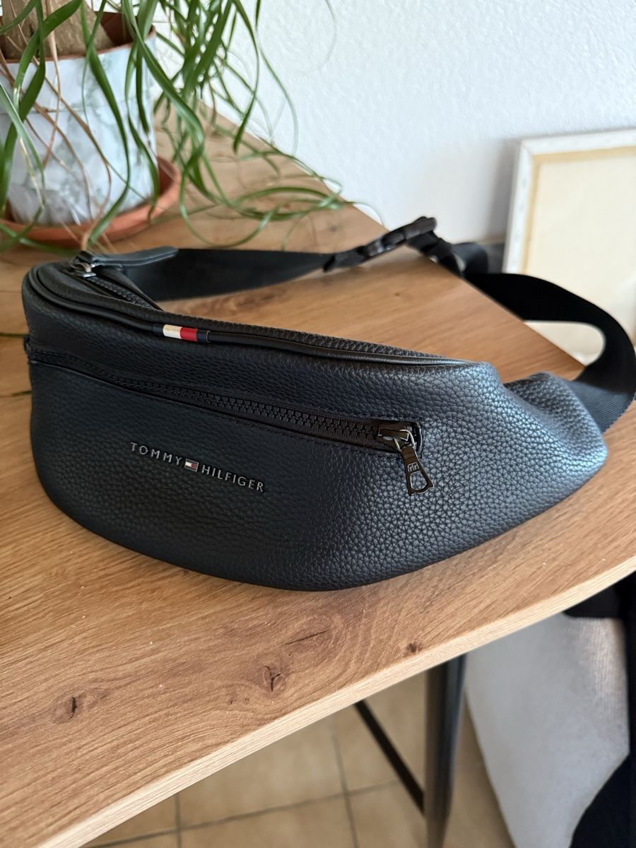 Tommy Hilfiger Taschen: Sacoche tommy Hilfiger – Gebraucht aus Corsier-sur-Vevey von dav_z7bl