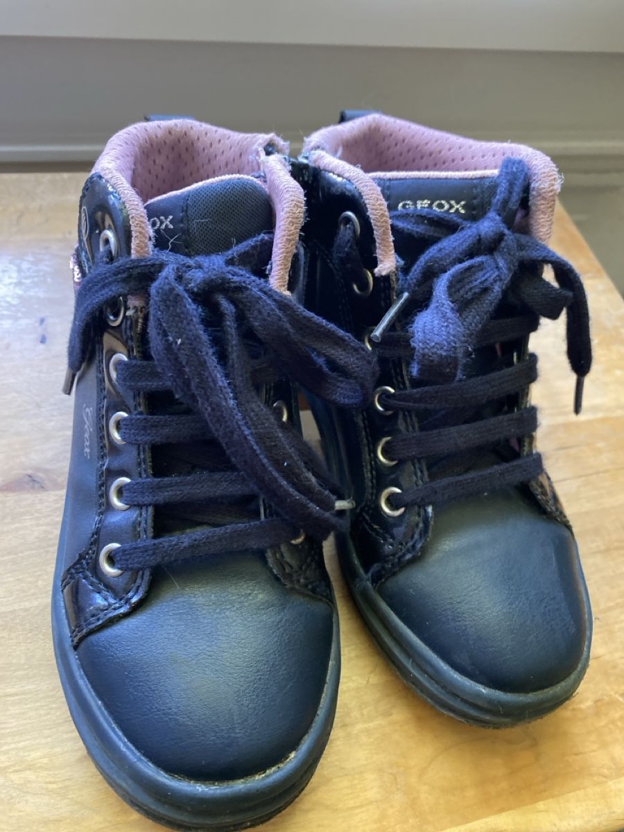 Geox Schuhe für Jungen: Geox Mädchen Sneaker Gr. 29, Dunkelblau Pink – Gebraucht aus Schüpfen von Linaco