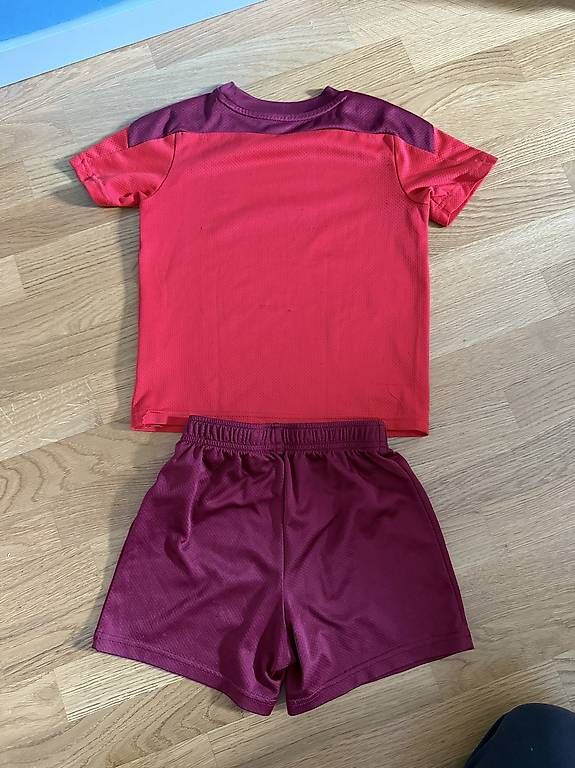 Scarpe, pantaloni & magliette da ginnastica: Schweizer Trikot Set 116 5-6 Jährig  – Usato da Basel venduto da momo.st 2