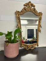Schöner Spiegel mit goldenem Rahmen