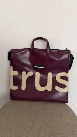 FREITAG TILDA F275 IN DER FARBE DUNKELVIOLETT / AUBERGINE