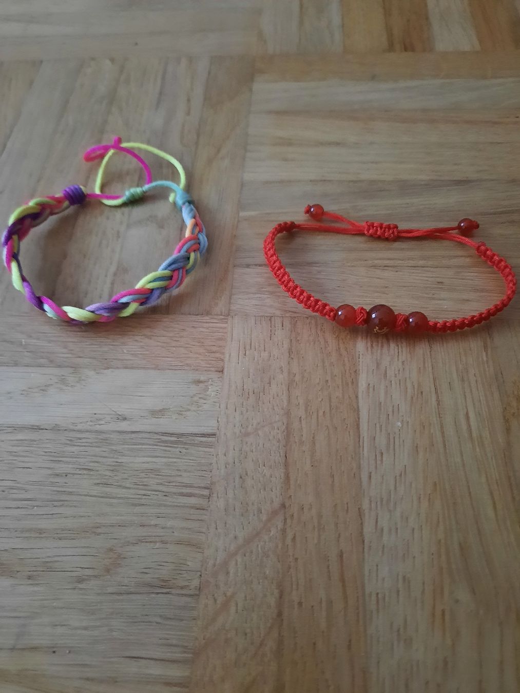Armbänder & -reifen: 2er Set Armbänder: Rot & Bunt, Top Zustand! – Neu (gemäss Beschreibung) aus Ettingen von Guggerin