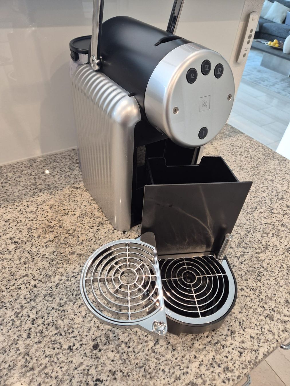 Nespresso Macchine per caffè & Macchine per espresso: NESPRESSO Zenius ZN100 Pro & Kapselhalter inkl 225 Kapsel – Usato da baar venduto da Autumvibes
