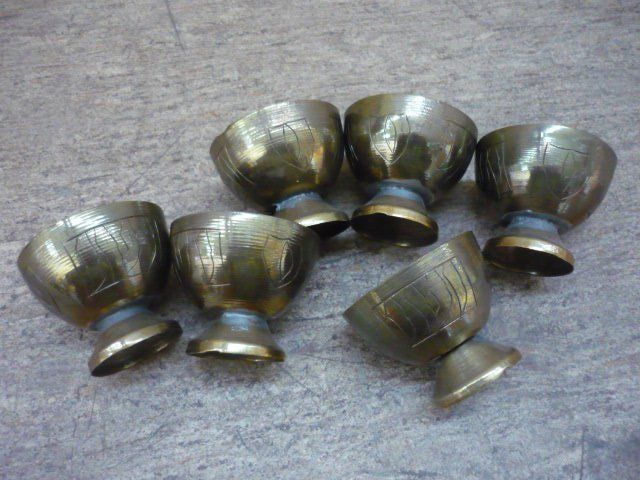 Altre Stoviglie: 6 Antike Messing Eierbecher mit Gravur, Vintage Deko – Usato da Belp venduto da Polexli 2