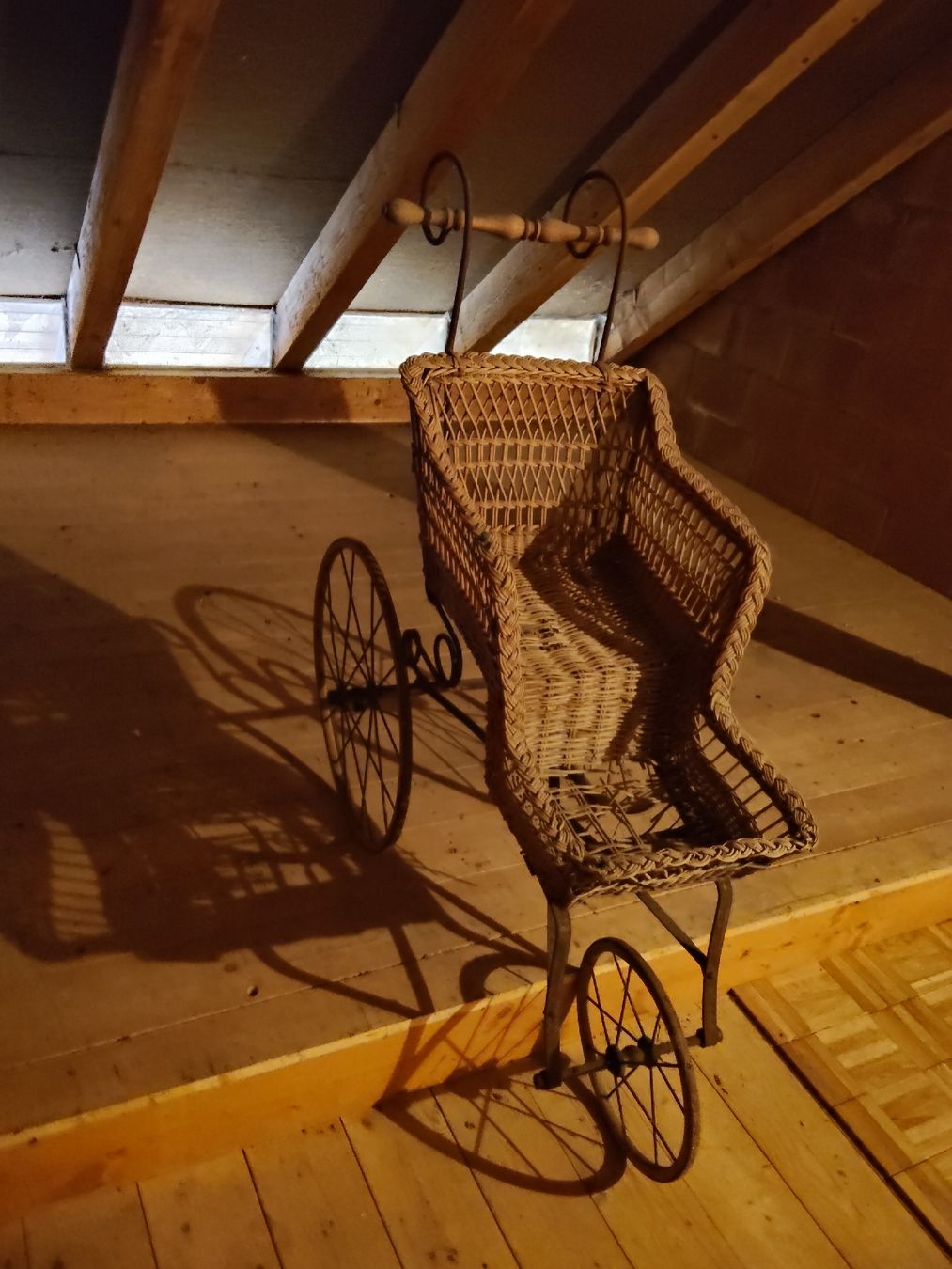 Brouettes: Antiker Kinderwagen geflochten – D'occasion à Triengen par RealX 1