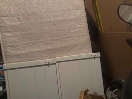Chambre à coucher pour enfants avec table de nuit et matelas
