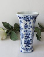 KLEINE, AUSSERGEWÖHNLICHE VASE MIT BLAUEM BLUMENMUSTER