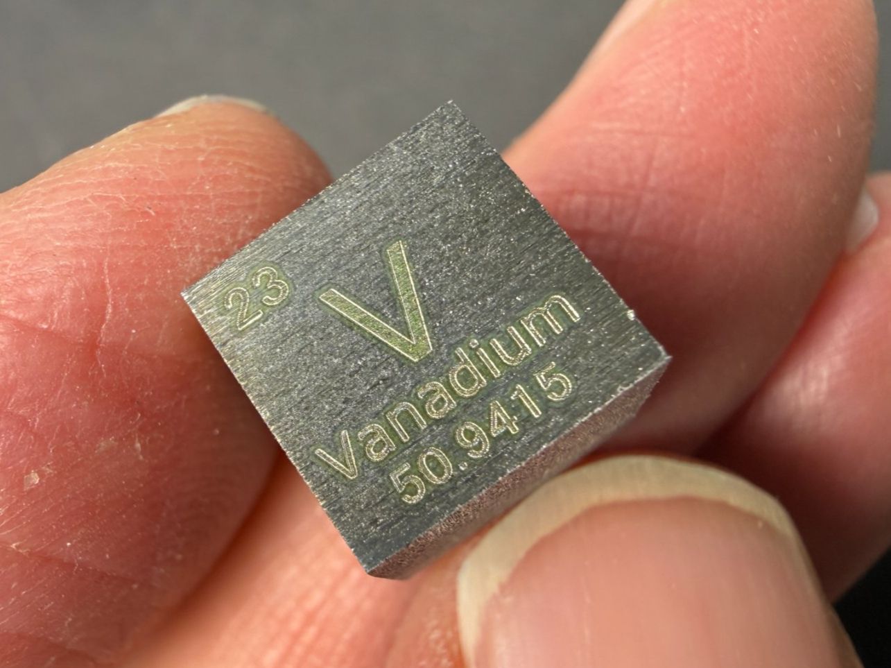 Metalli preziosi: Vanadium, Elementwürfel, Dichtewürfel mit Gravur 1x1x1cm – Usato da Lützelflüh-Goldb venduto da Elementis