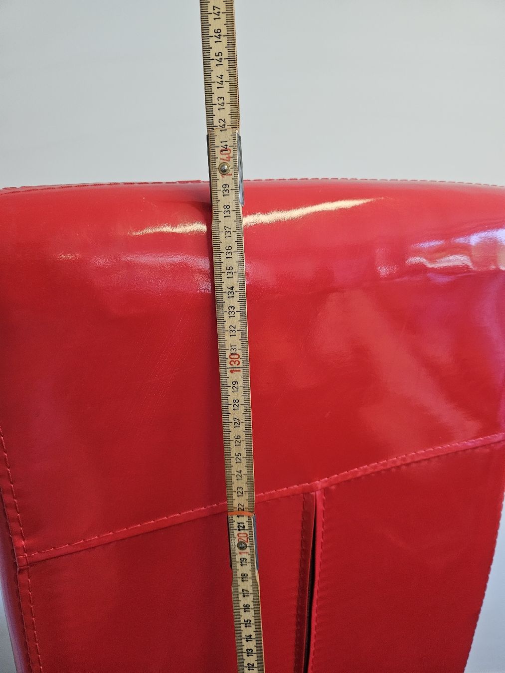Chaises: Roter Stuhl mit Kunstleder Sitzhoehe 50cm – D'occasion à Winterthur par Dachs28 4