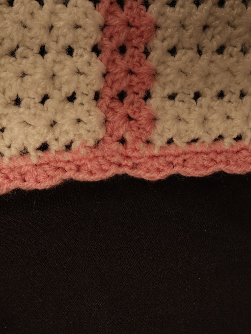 Coperte: HANDARBEIT Gehäkelte Decke weiss/rosa – Usato da Steinen venduto da Restwert_Steinen 5