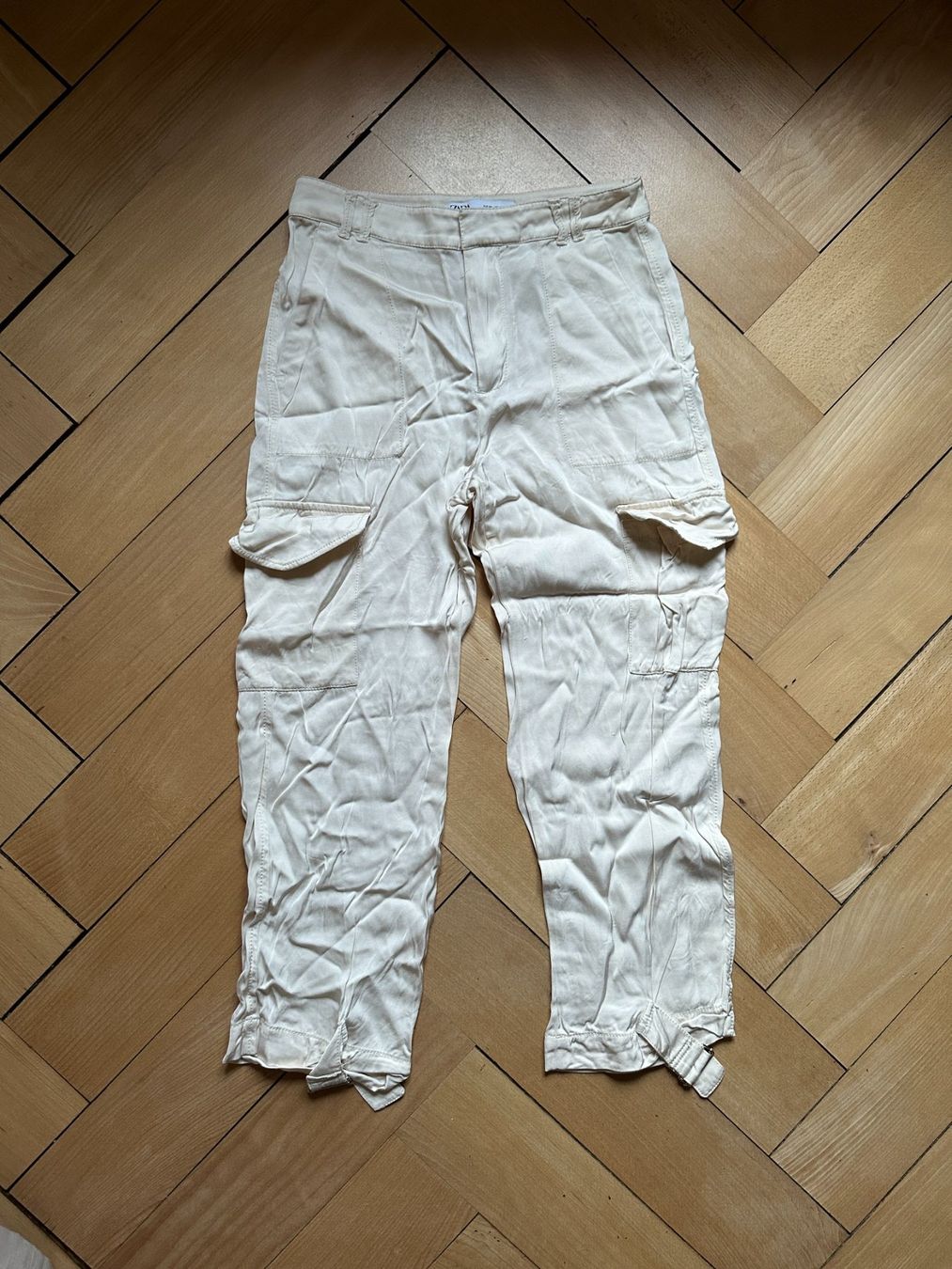 Zara Pantaloni: ZARA - Cargo Hose beige locker XS – Usato da Zürich venduto da Diazaio