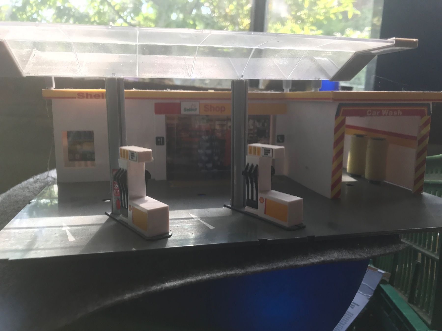 Shell Sonstiges zum Sammeln & Seltenes: Shell Tankstelle und 3Stk. Zapfsäulen Modellbau – Gebraucht aus Beinwil am See von Schwertfischer