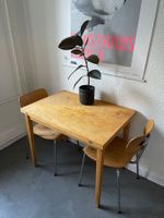 Schöner ausziehbarer Holztisch