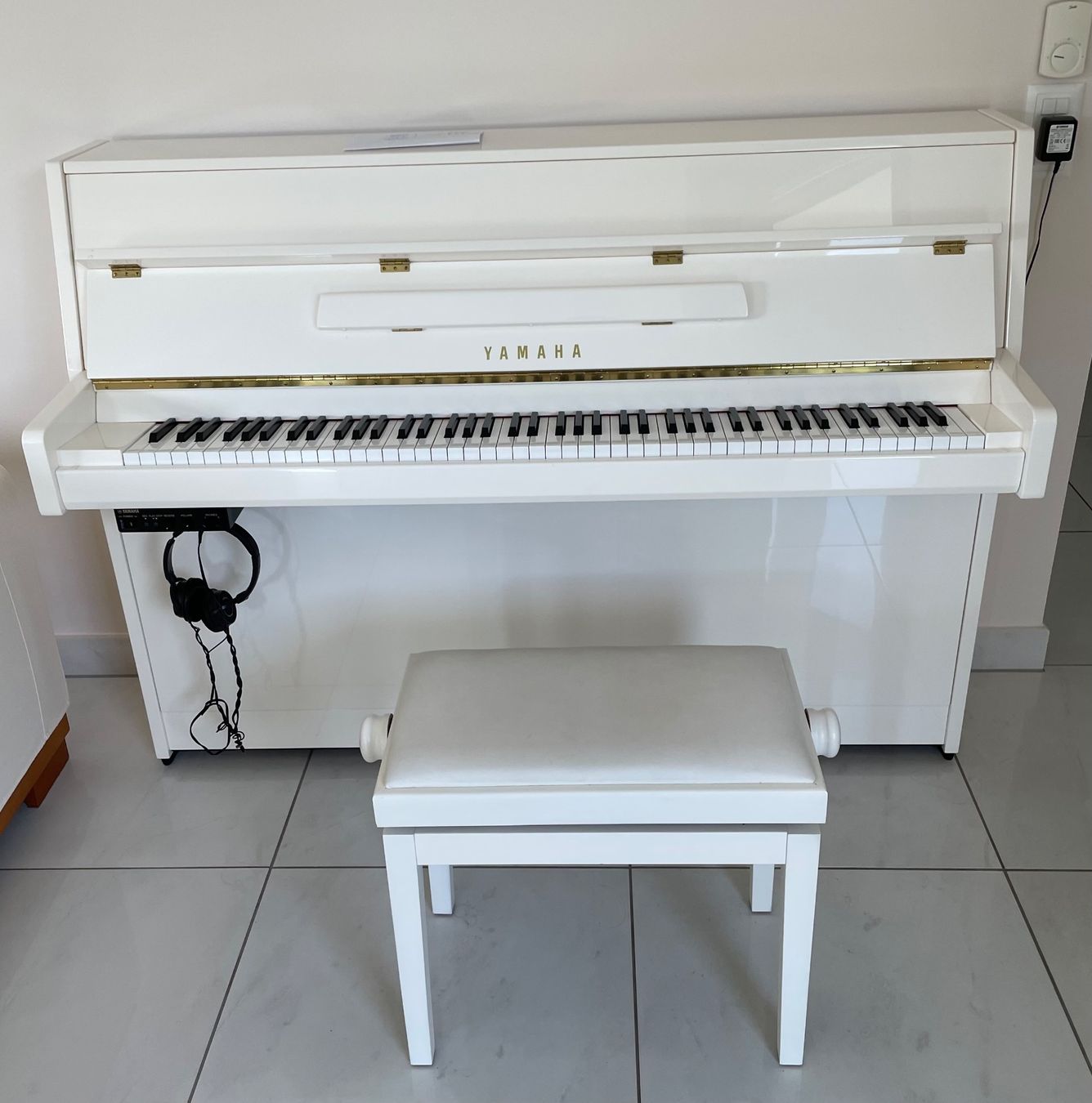Yamaha Musikinstrumente: Yamaha Upright Piano with Silent System – Gebraucht aus Nyon von ati_2ttb