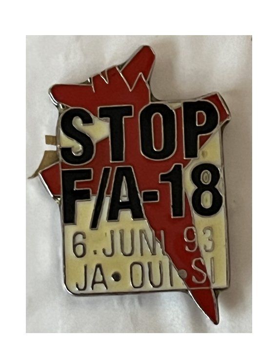 Schweizer Armee Plaketten & Abzeichen: 2 Pins "Stop Kauf der F/A-18" – Neu (gemäss Beschreibung) aus Winterthur von Green-Future 1