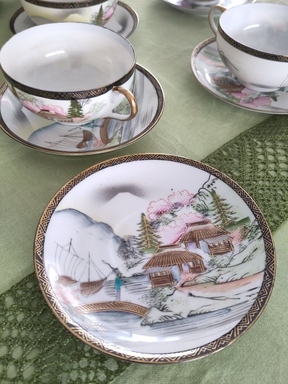 Set di piatti: Geschirrset mit japanischer Bemalung – Usato da Saas im Prättigau venduto da eve_22 1