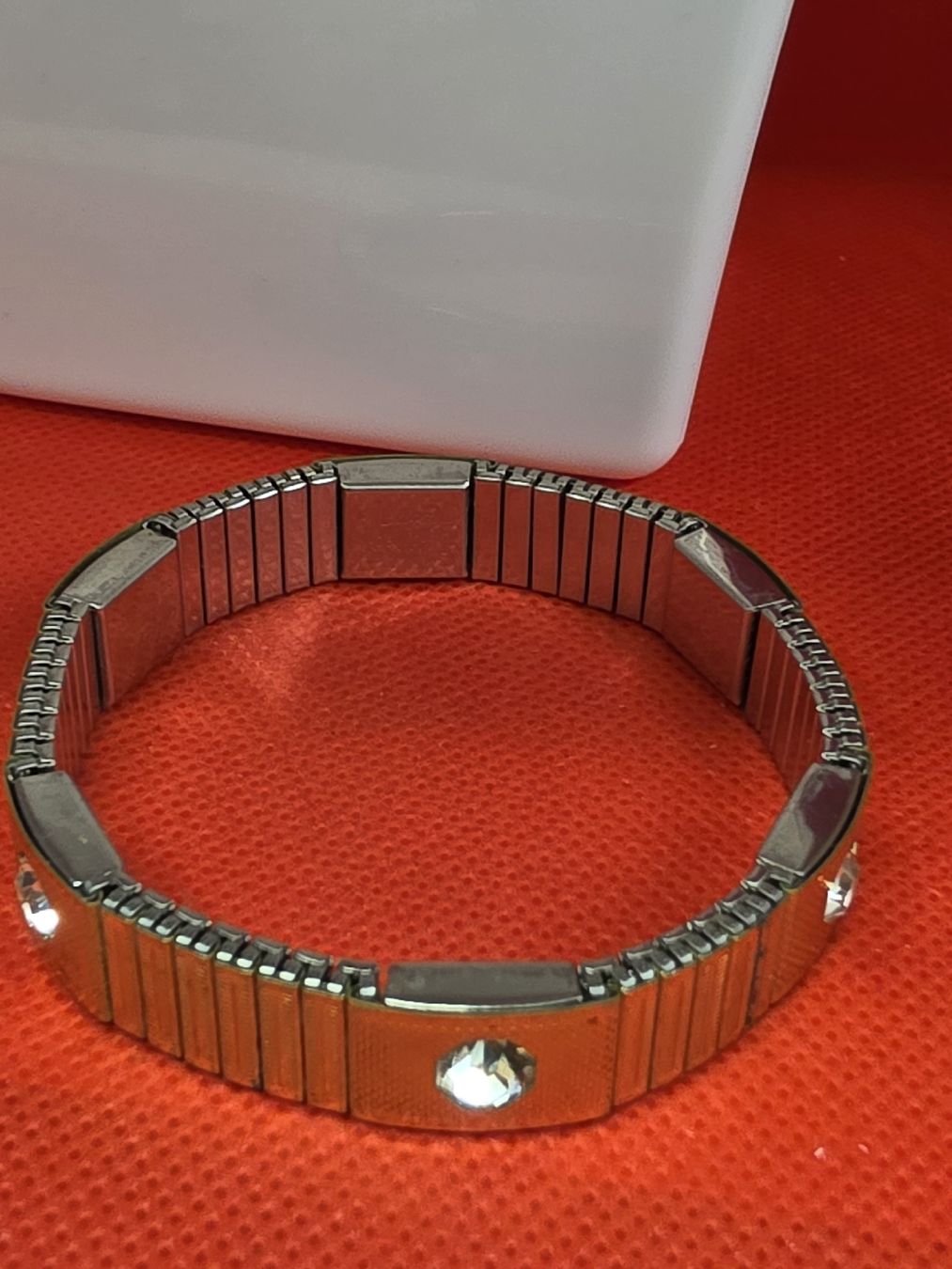 Armbänder & -reifen: Armband goldfarben mit Schmucksteinen elastisch silber – Gebraucht aus Herisau von Antiques.AR 1