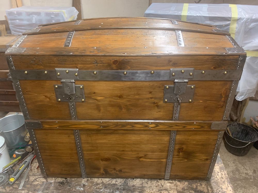 Ancienne Malle Bombée Pour Poupée - Coffre à Bijoux - Façon Coffre De Pirate - Bois, Fer, Laiton