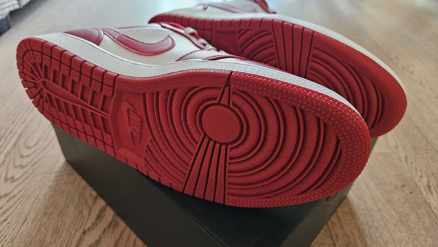 Jordan Herrenschuhe: Air Jordan 1Low – Neu und originalverpackt aus Bülach von Qli_s9fg 7