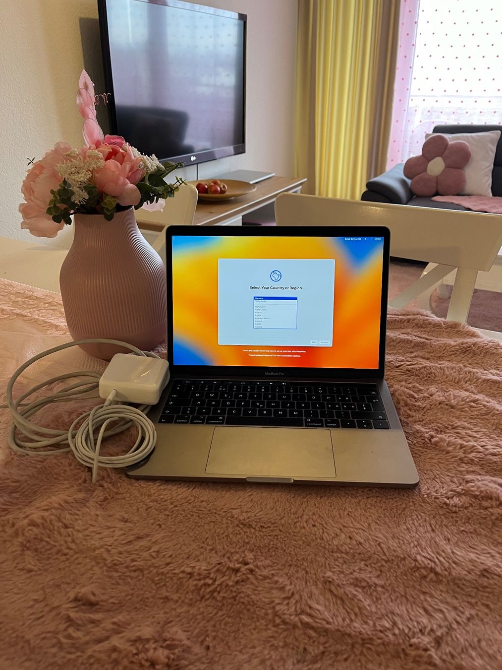 Apple Notebook: MacBook Pro A1706 EMC 3163 mit Ladegerät – Usato da Wohlen AG venduto da Sander.D 1