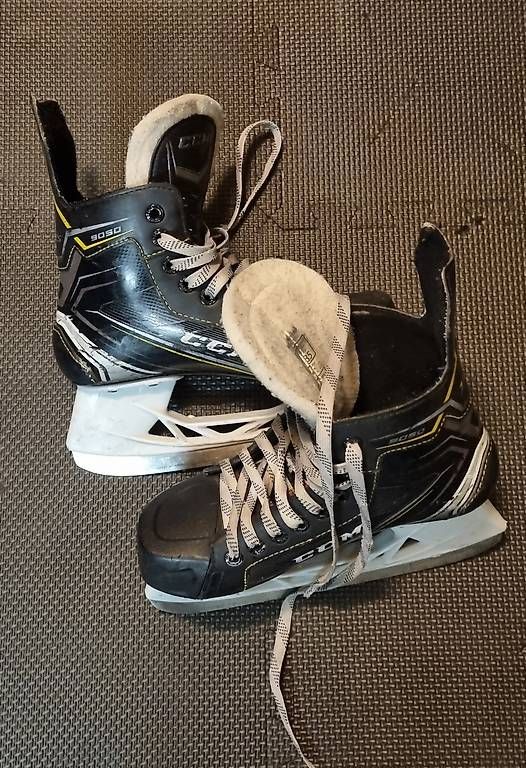 Patins à glace: Eishockeyschlittschuhe Grösse 35 – D'occasion à Biel/Bienne par sheila7002