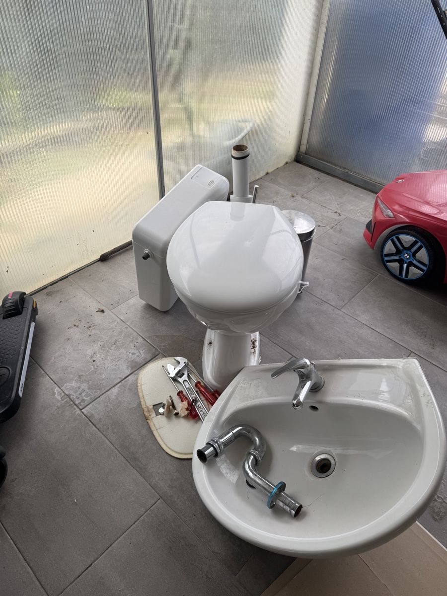 WC: Gebrauchte Toilette  inkl. Lawabo u. Spühkasten  – Gebraucht aus Stein AG von DI-ON-AR95