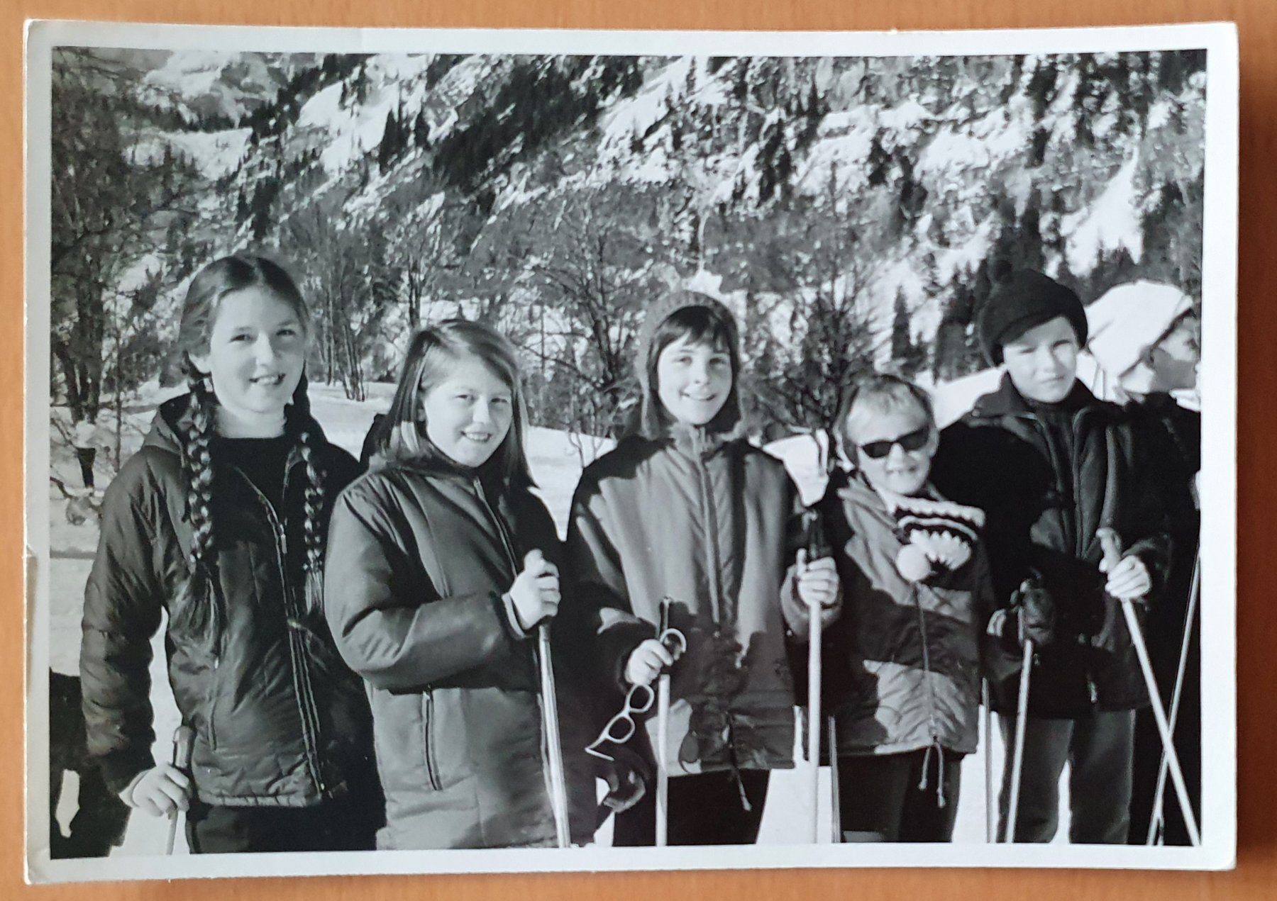 Cartoline postali: Braunwald  - Kinder im Schnee – Usato da Kreuzlingen venduto da Rschweiz1