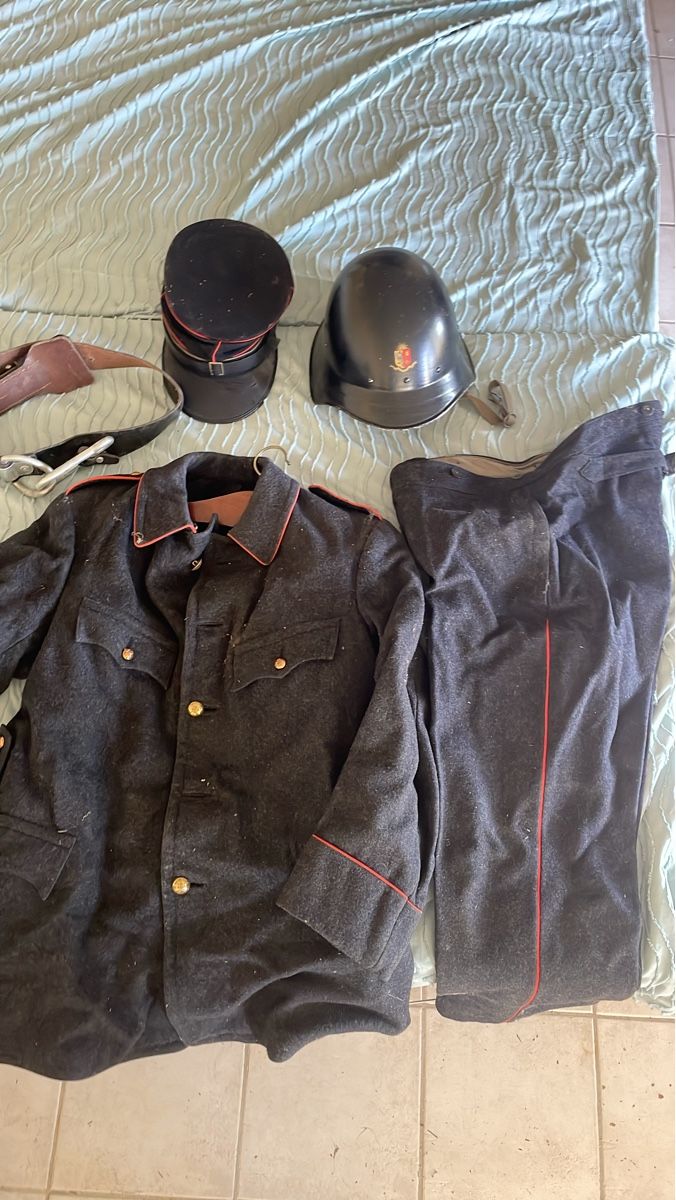 Uniformes: Uniforme complet pompier ensemble veste pantalon casque – D'occasion à Meyrin par jul_km5p