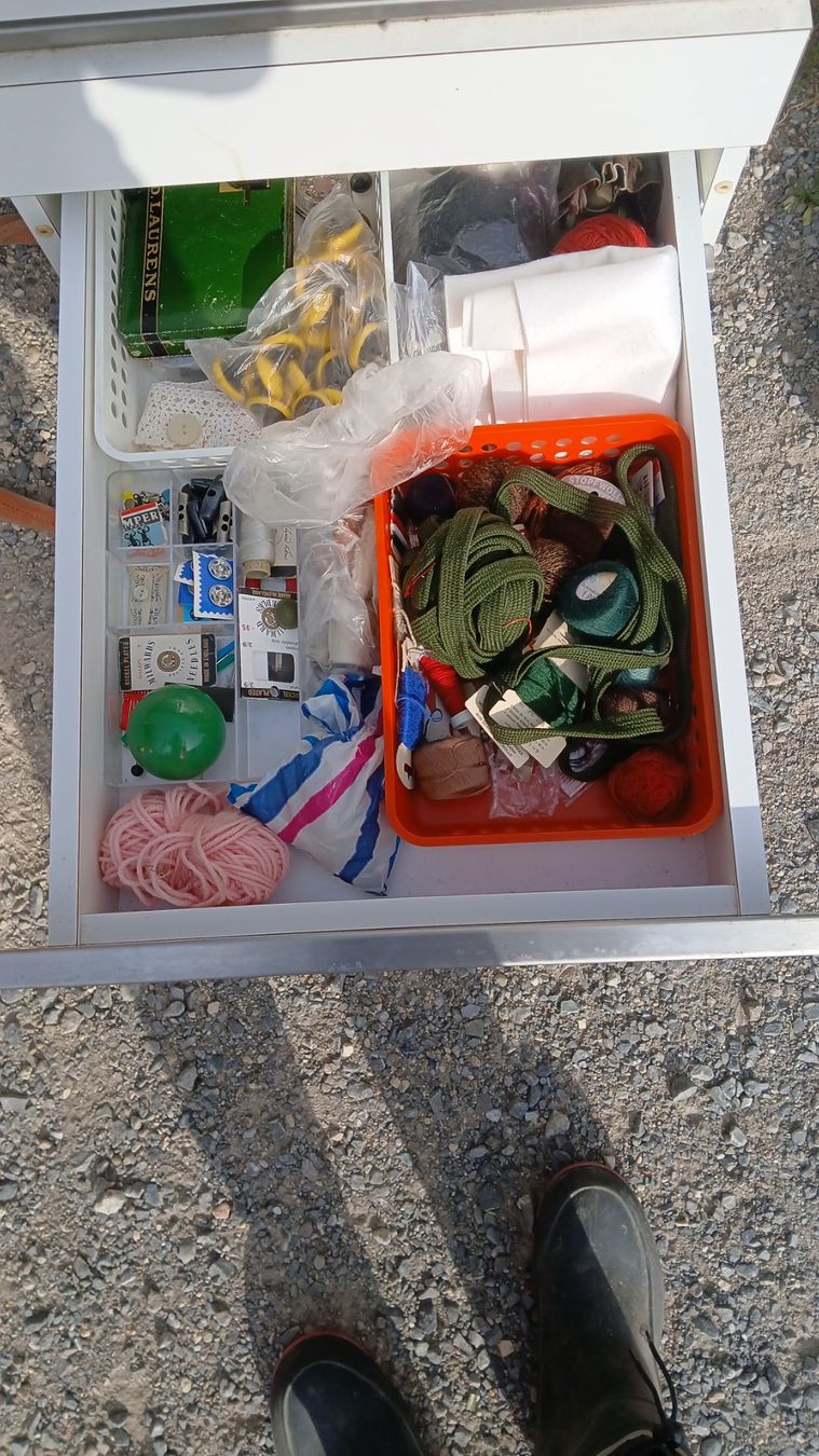 Cassettiere: Schubladen Korpus mit diversen Nähsachen – Usato da Schachen_b_herisau venduto da reni8911 1