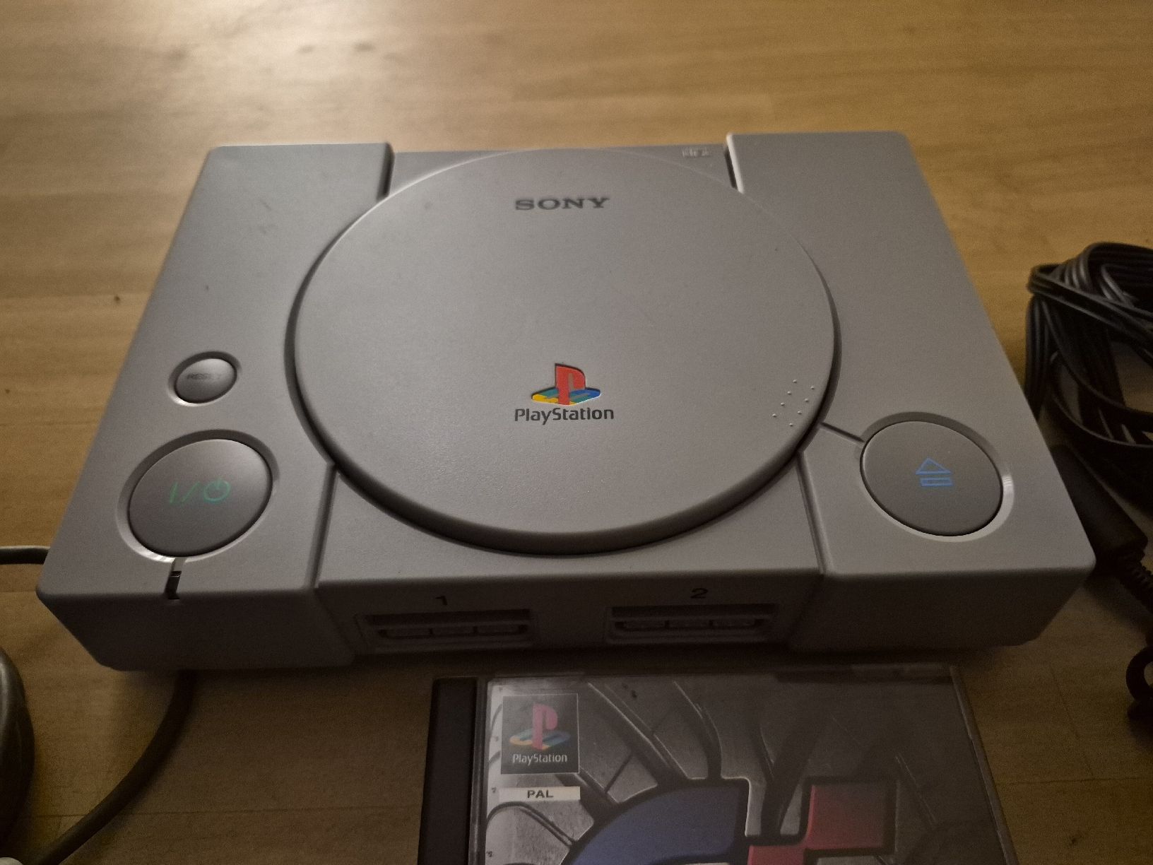 Sony Konsolen: schöne PlayStation 1 mit Game und 2 Pad – Gebraucht aus Dielsdorf von BARDARRU 1