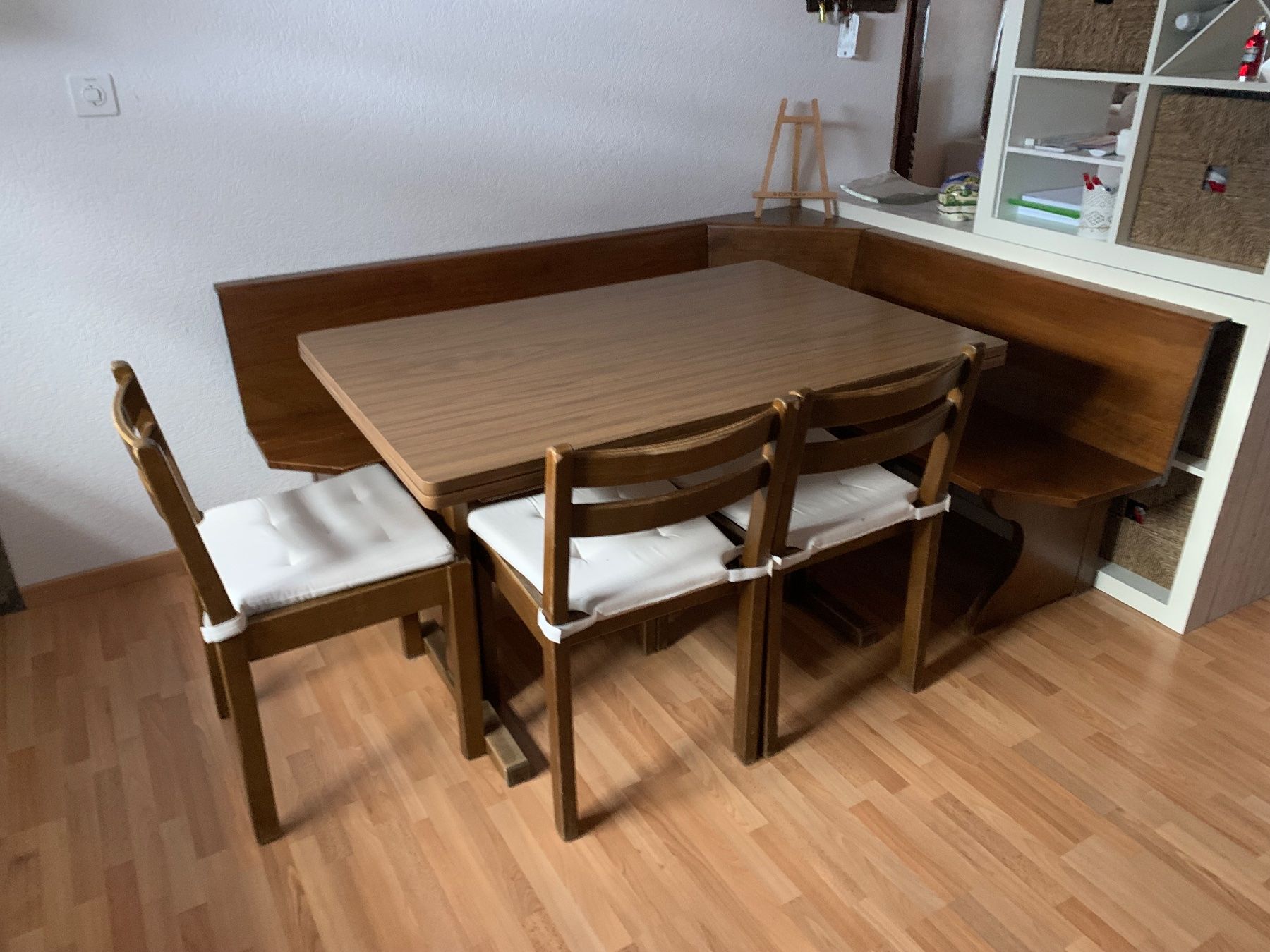 Set di tavolo e panche: Tisch, Eckbank und 5 Stühle – Usato da Uetikon am See venduto da raidia