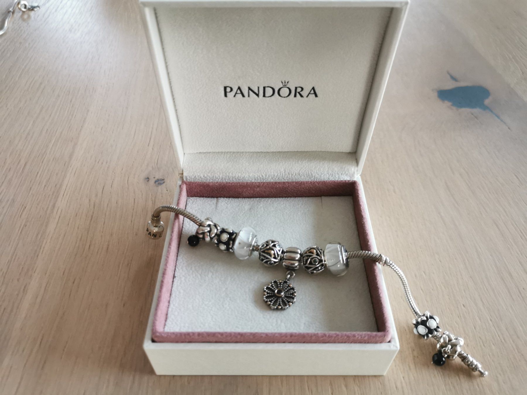 Pandora Bracciali & Braccialetti: Original Pandora Armband mit 9 Charms – Usato da Kölliken venduto da ambar 3