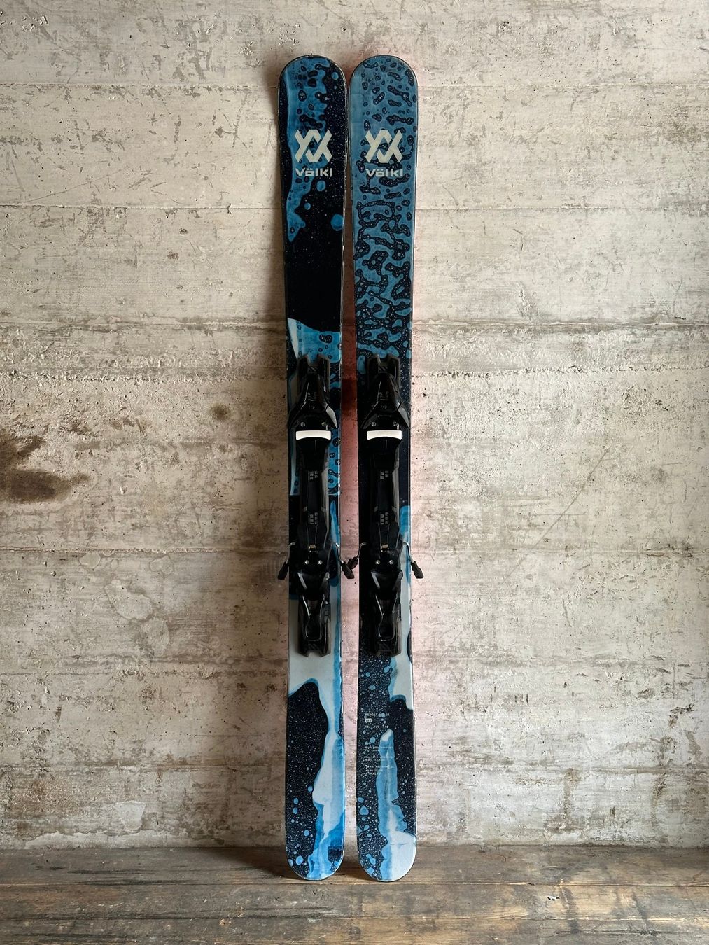 Völkl Skis: Volkl Revolt 100 JR Ski 153CM – Gebraucht aus Emmenbrücke von karkarkar