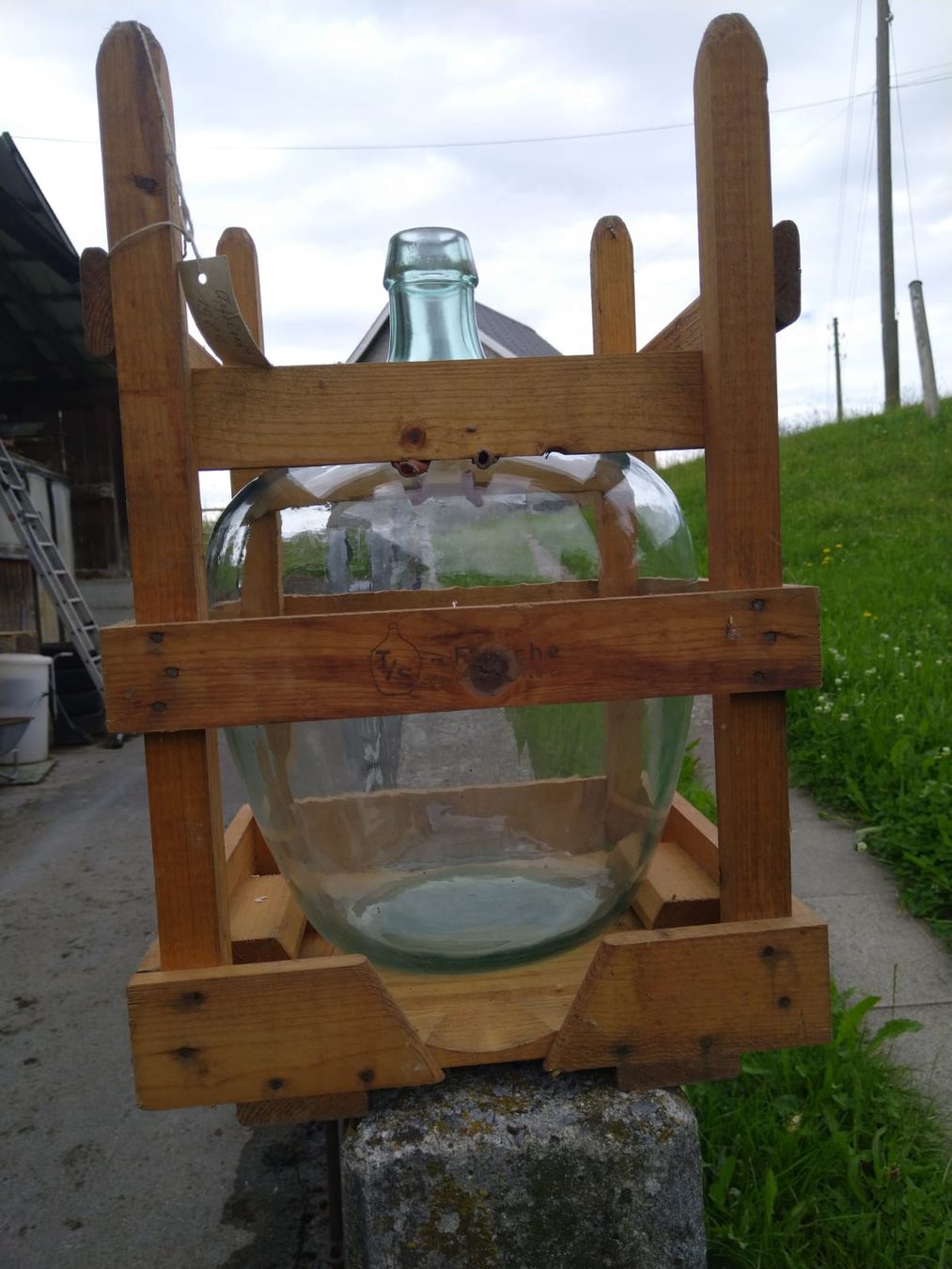 Accessoires: Schöne Glasflasche mit Holzgestell – D'occasion à Galgenen par Allerlei8854