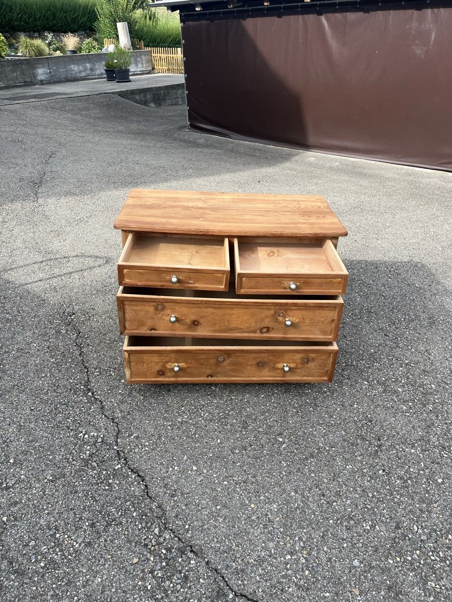 Commodes: Holz Kommodo  – D'occasion à Wattenwil par IH633Case 3
