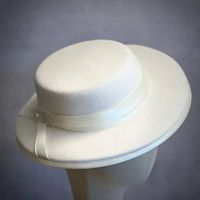 Chapeau fait main (avec voilette amovible)