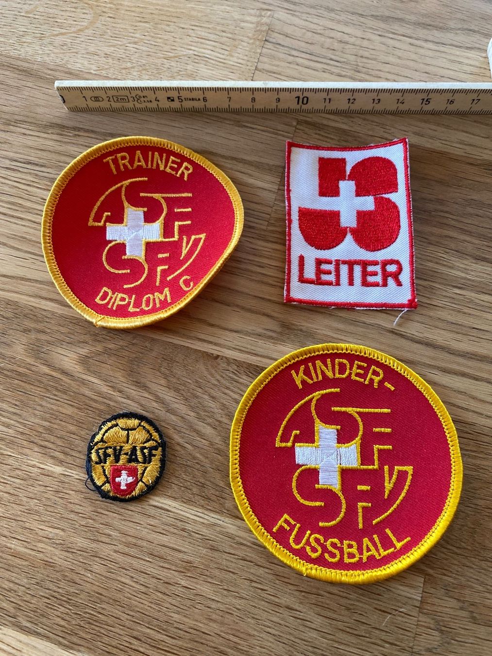 Toppe: Stoffabzeichen / Badges: ASF, SFV, Trainer, Leiter – Usato da Ibach venduto da Grenat