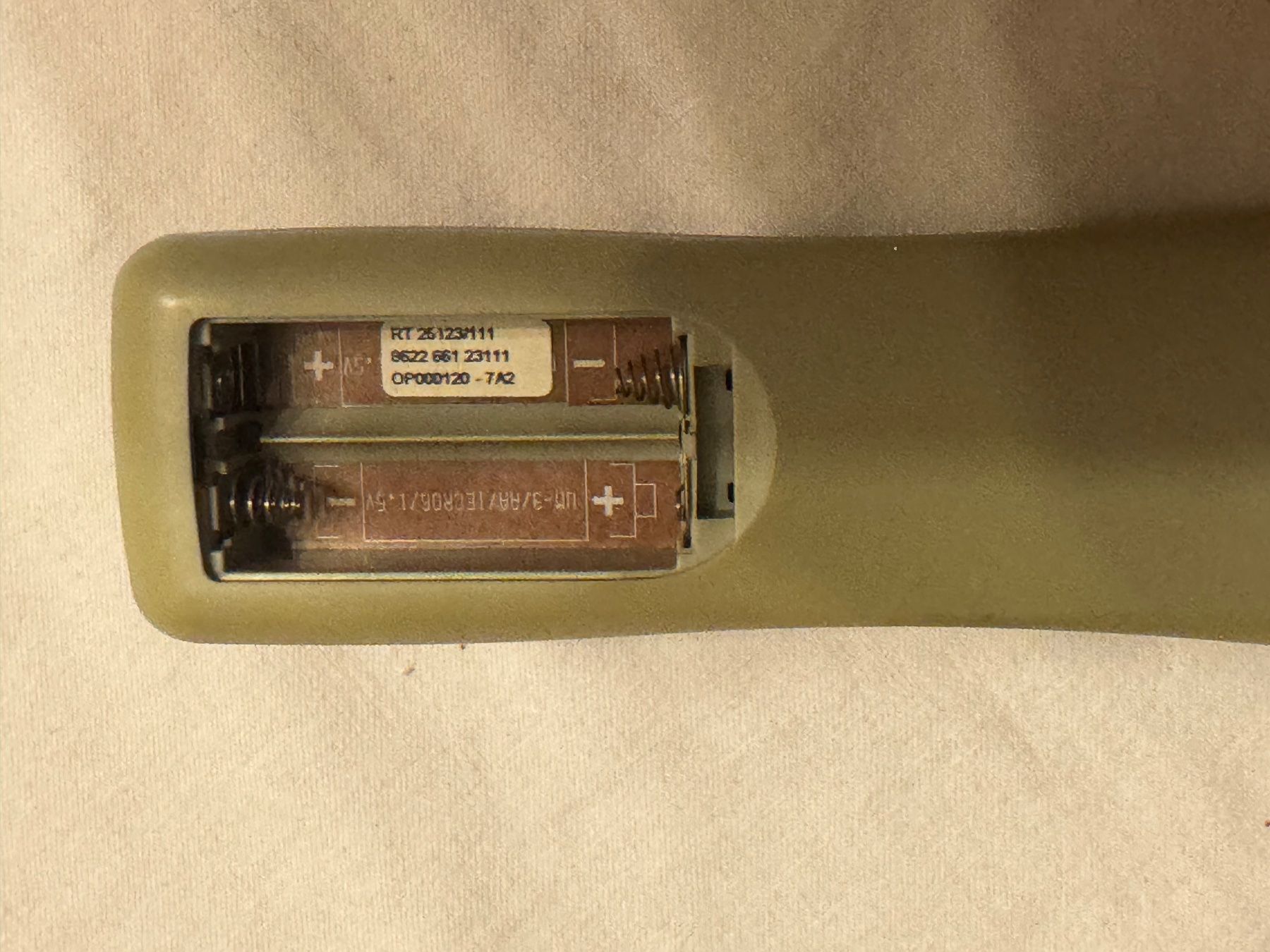 Fernbedienungen: Télécommande universelle Philips, bon état (62) – Gebraucht aus la Chaux-de-Fonds von Lampe 5