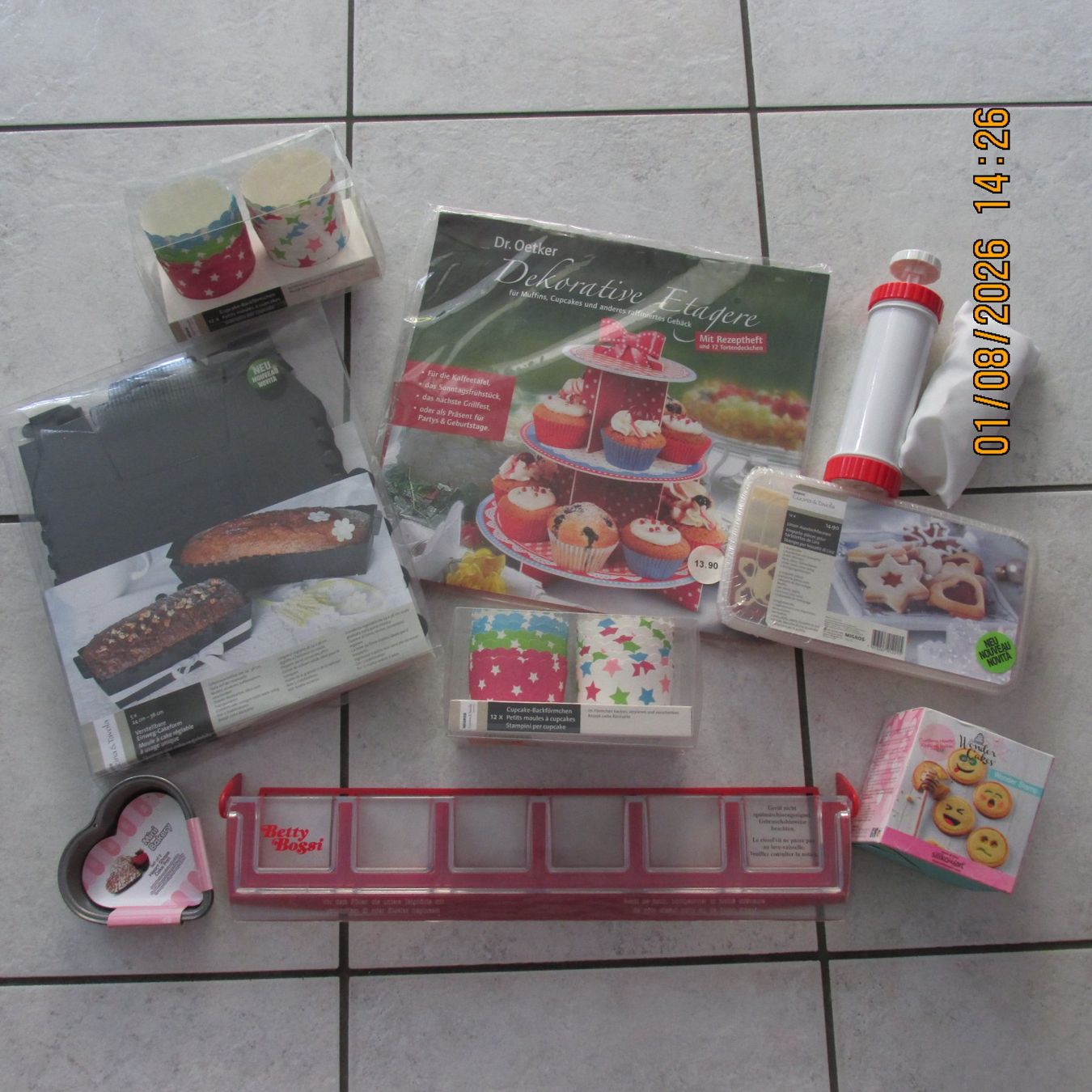 Backformen: Backzubehoer Set Muffinformen, Spritzbeutel teilw.neu – Neu (gemäss Beschreibung) aus Galgenen von Forflowers