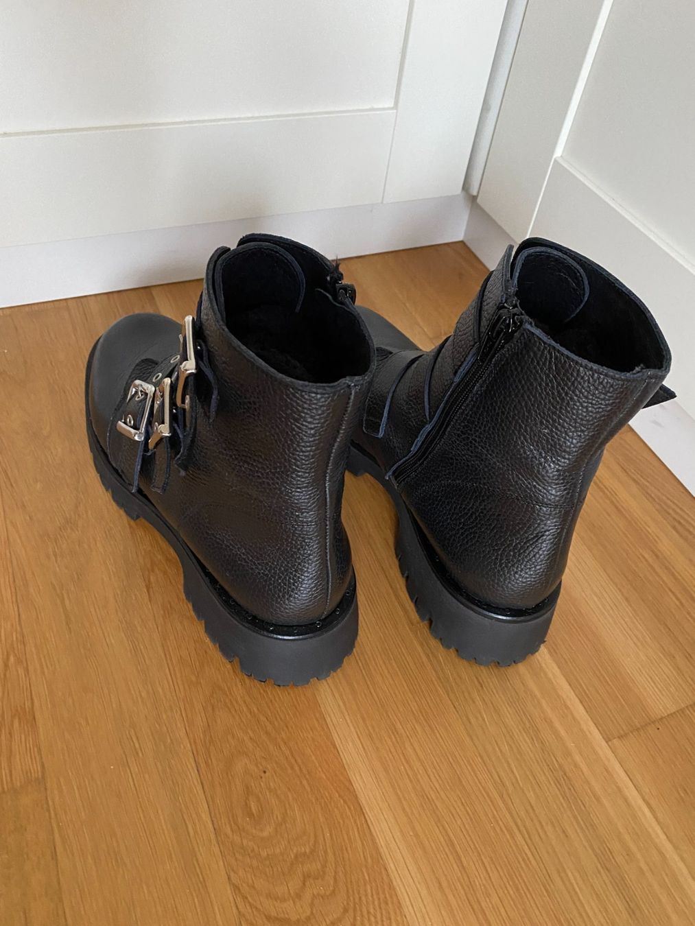 We Scarpe da donna: we do   Coole Leder Boots mit Schnallen Gr. 41 schwarz – Nuovo (secondo la descrizione) da Niederrohrdorf venduto da park5 1