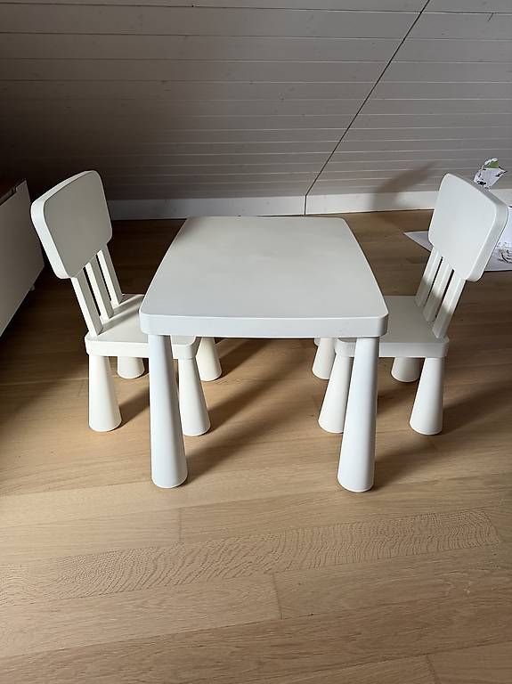 Set de table et chaises: Table enfant IKEA MAMMUT + 2 chaises – D'occasion à La Rippe par jpu_z5ql