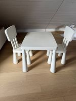 Table enfant IKEA MAMMUT + 2 chaises