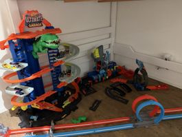 Hot Wheels Ultimate Garage mit Haifischset Konvolut