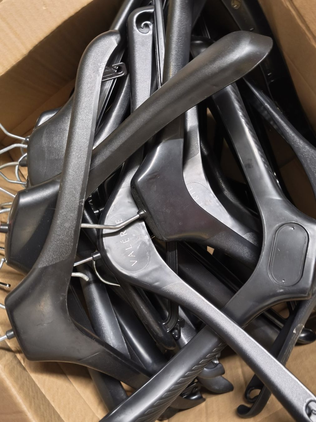 Appendiabiti: Diverse schwarze Kleiderbügel-Sammlung, – Usato da Emmetten venduto da SecondhandSiska 1