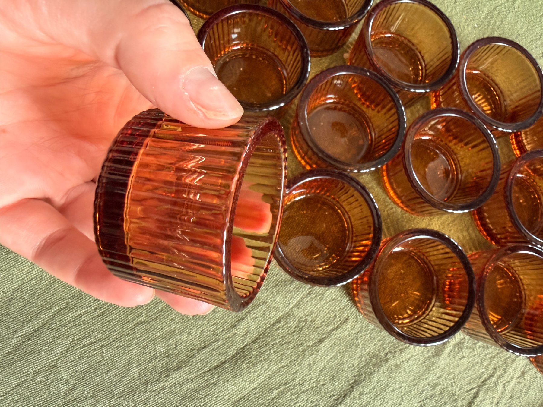 Alle Dekorationen: 20 Amber Ribbed Glass Tealight Holders | Wedding & Event Tab – Gebraucht aus Vico Morcote von ste_9d8c 1