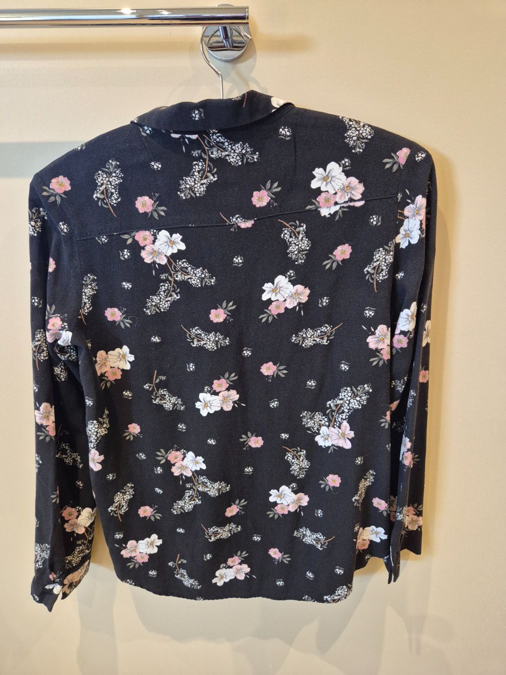 H&M Blusen: H&M Divided Bluse schwarz Blumenmuster Grösse 32 – Gebraucht aus Dietikon von grafad 1